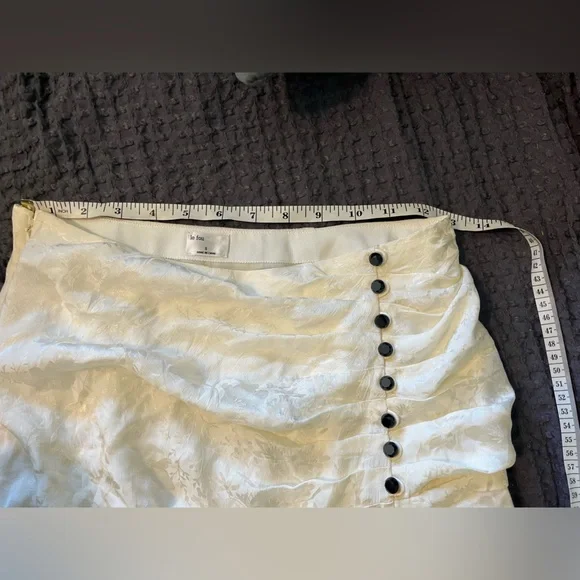 Le Fou Wilfred (Aritzia) %100 silk Tango skirt in cream - Picture 5 of 8